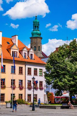 2022-08-02. Polonya 'nın eski Jelenia Gora kasabasındaki pazar meydanı