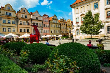  2022-08-02 cam kırmızı geyik amblemi Belediye Meydanı 'nda Jelenia Gora şehri. Polonya