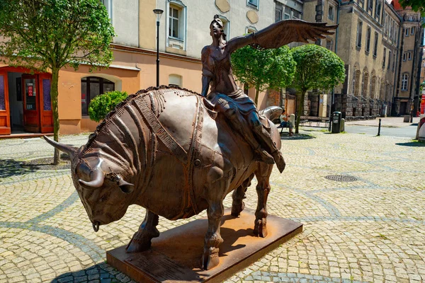 2022 Porwanie Europy Rzeźba Vahana Bego Starym Mieście Jelenia Góra — Zdjęcie stockowe