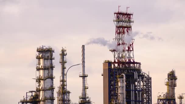 Petrol Rafinerisinin Bacalarını Tüttürüyor — Stok video