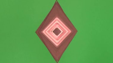 Yel değirmeni kinetik heykeli yeşil ekranda rüzgardan sallanıyor