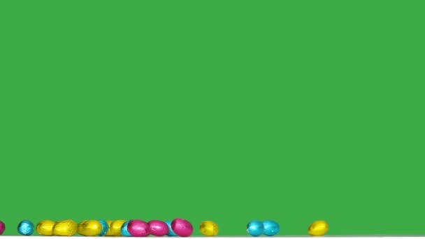 チョコレートイースターエッグが緑色の画面で動き — ストック動画