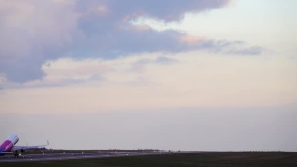 Samolot Startuje Lotniska Godzinach Wieczornych Tle Pięknego Nieba — Wideo stockowe