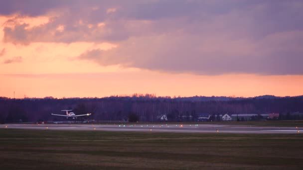 Lądowanie Samolotu Pasie Startowym Lotniska Wieczorem — Wideo stockowe
