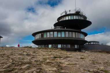Karpacz, Sniezka Dağı, Polonya 23 Eylül 2022: Yüksek Dağ Meteorolojik Gözlemevi. Turistler Snezhka Dağı 'nın tepesinde. Polonya