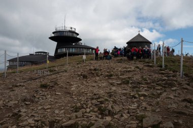 Karpacz, Sniezka Dağı, Polonya 23 Eylül 2022: Yüksek Dağ Meteorolojik Gözlemevi. Turistler Snezhka Dağı 'nın tepesinde. Polonya