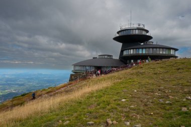 Karpacz, Sniezka Dağı, Polonya 23 Eylül 2022: Yüksek Dağ Meteorolojik Gözlemevi. Turistler Snezhka Dağı 'nın tepesinde. Polonya