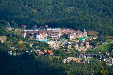 Snezhka Dağı 'ndan Karpacz' a manzara. Karkonosze Ulusal Parkı, Polonya