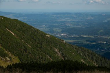 Snezhka Dağı 'ndan Karpacz' a manzara. Karkonosze Ulusal Parkı, Polonya