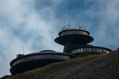 Karpacz, Sniezka Dağı, Polonya, 23 Eylül 2022: Snezka Dağı 'nın zirvesindeki Yüksek Dağ Meteorolojik Gözlemevi. Polonya 