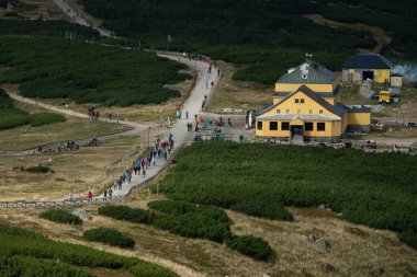 Karpacz, Sniezka Dağı, Polonya 23-09-2022: Snezhka Dağı 'na yürüyüş yolu. Dom Slaski kulübesi Dağ 'ın yamacında. Karkonosz, Polonya