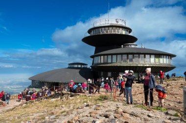 Karpacz, Sniezka Dağı, Polonya 23 Eylül 2022: Yüksek Dağ Meteorolojik Gözlemevi. Turistler Snezhka Dağı 'nın tepesinde. Polonya