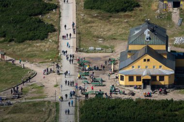 Karpacz, Polonya 23-09-2022: Snezhka Dağı 'na yürüyüş yolu. Karkonosz, Polonya