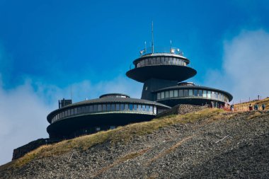 Karpacz, Sniezka Dağı, Polonya, 23 Eylül 2022: Snezka Dağı 'nın zirvesindeki Yüksek Dağ Meteorolojik Gözlemevi. Polonya 