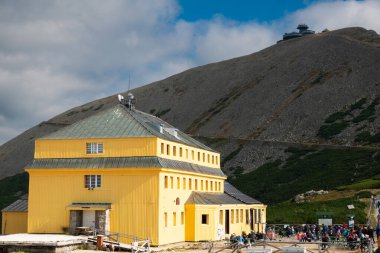 Karpacz, Sniezka Dağı, Polonya 23-09-2022: Snezhka Dağı 'na yürüyüş yolu. Dom Slaski kulübesi Dağ 'ın yamacında. Karkonosz, Polonya