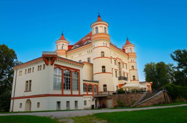 2022-08-26; Voyanov Sarayı 'nın tarihi binası. Wojanow, Aşağı Silezya 'da bir şehirdir. Vay be. Polonya.