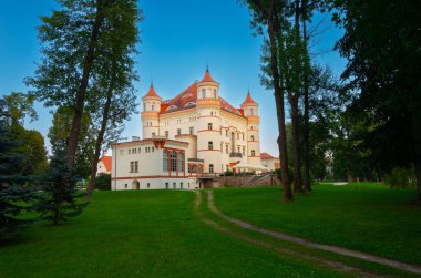 2022-08-26; Voyanov Sarayı 'nın tarihi binası. Wojanow, Aşağı Silezya 'da bir şehirdir. Vay be. Polonya.