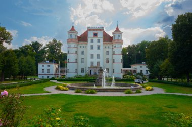 2022-08-26; Voyanov Sarayı 'nın tarihi binası. Wojanow, Aşağı Silezya 'da bir şehirdir. Vay be. Polonya.