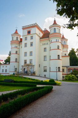 2022-08-26; Voyanov Sarayı 'nın tarihi binası. Wojanow, Aşağı Silezya 'da bir şehirdir. Vay be. Polonya.