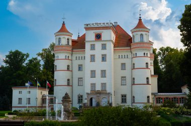 2022-08-26; Voyanov Sarayı 'nın tarihi binası. Wojanow, Aşağı Silezya 'da bir şehirdir. Vay be. Polonya.