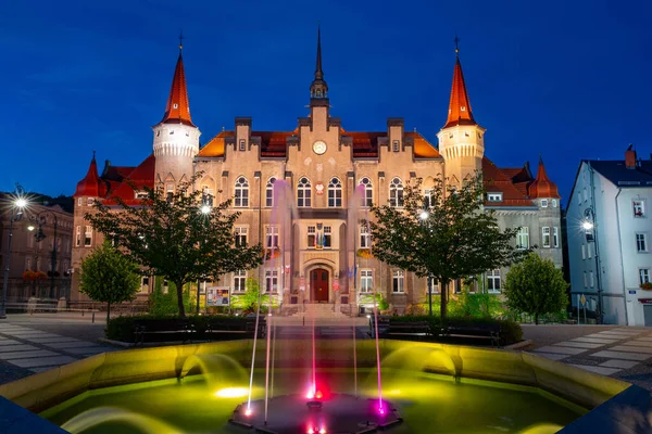 2022 Noční Osvětlení Valdštejnské Radnice Století Novogotickém Stylu Dolní Slezsko — Stock fotografie