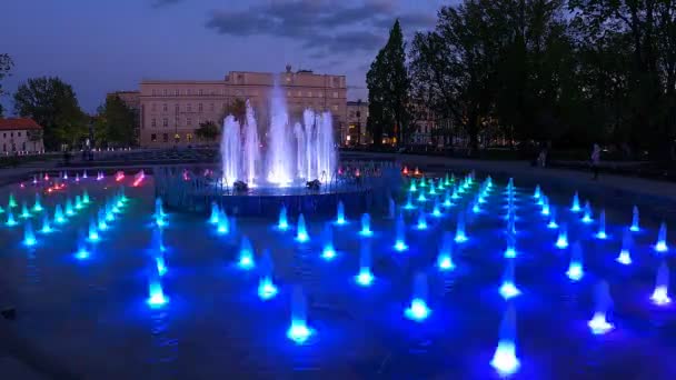 2023 Θέα Πολύχρωμο Σιντριβάνι Νύχτα Στο Lublin Πολωνία Λήξη Χρόνου — Αρχείο Βίντεο