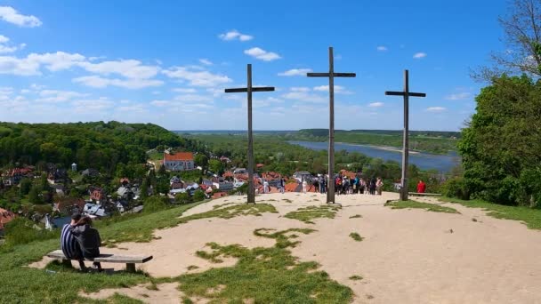 カジミシュ ドルニーを通過した疫病の犠牲者を記念する3つの十字架の丘 古い町とヴィスチュラ川 カジミム ドルニー ポーランド タイムトラフィック — ストック動画
