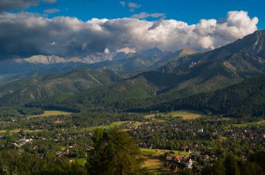 Arka planda dağlar olan güzel bir manzara. Tatra 'nın manzarası. Zakopane. Polonya.