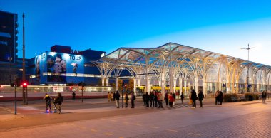 2010 2022: Modern bir tramvay durağı Centrum Stop ul. AL Mickiewicza ve ul. Alacakaranlıkta Piotrkowska. Lodz, Polonya