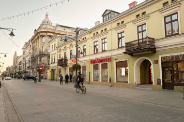 20 10 2022: Tarihi binalar, kafeler, dükkanlar ve şehir simgeleriyle ünlü Piotrkowska caddesi. Lodz, Polonya 