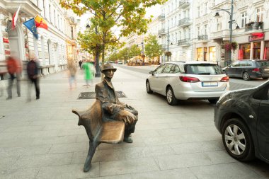 20 10 2022: Tarihi binalar, kafeler, dükkanlar ve şehir simgeleriyle ünlü Piotrkowska caddesi. Lodz, Polonya 