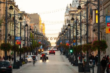 20 10 2022: Tarihi binaları, kafeleri, dükkanları, şehir simgeleri olan ünlü Piotrkowska Caddesi. Lodz, Polonya