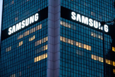 2022-10-25 cam pencereler binalara şehir merkezi manzaralı alacakaranlık, Varşova, Polonya