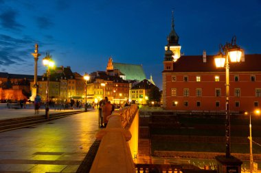  2022-10-24 akşam manzaralı Royal Castle, Varşova 'daki eski kasaba, Polonya