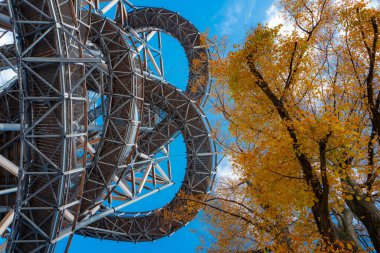 2022-10-13 Sky Walk gözlem kulesi Sweradow Zdroj, Polonya. Anıtların turistik ilgi odağı