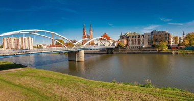 17 10 22: Odra nehri üzerinde köprü ve Opole 'deki Eski Şehir manzarası. Polonya
