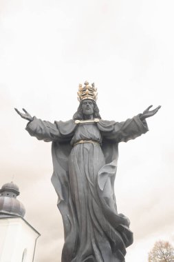 19 10 2022: Polonya 'nın Czestochowa kentindeki Jasna Gora manastırında İsa heykeli