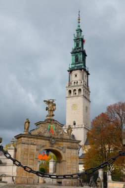Polonya 'nın Czestochowa kentindeki ünlü bir Katolik Jasna Gora manastırı 1910 2022' de görüldü.