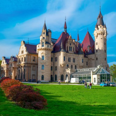 16 10 22: Moszna Kalesi Yukarı Silezya, Polonya 'da bir Moszna köyünde yer almaktadır.