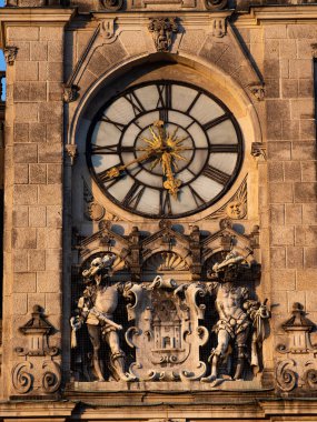 12 10 2022: Çek Cumhuriyeti 'nin başkenti Liberec' teki eski katedralin saatlerini kapatın