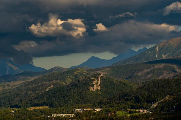 背景に山がある美しい景色 タトラの様子 ザコパイン ポーランド — ストック写真