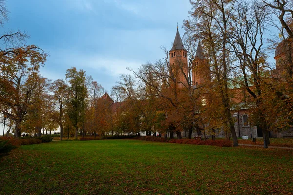 30 10 2022: Katedral kulelerini ve sonbaharda Tumskie Tepesi 'nin kraliyet kalesini görün. Plock, Polonya