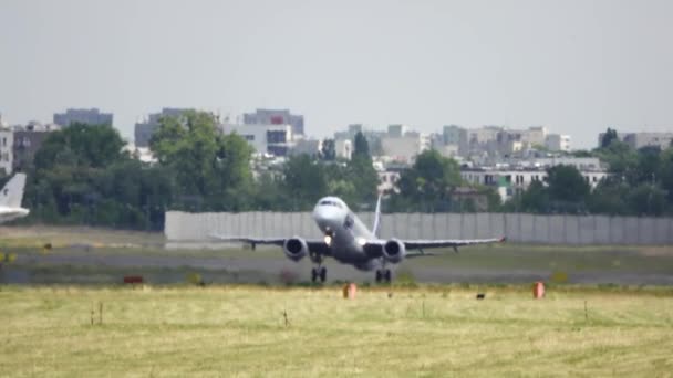 Serap Uçak Varşova Dan Kalkıyor Polonya Yavaş Çekim — Stok video