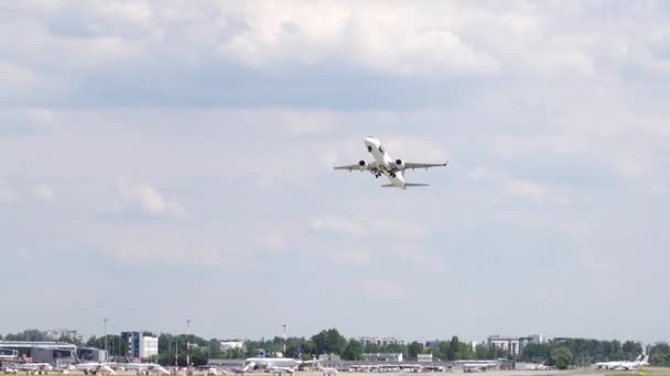 Flugzeug Hebt Vom Flughafen Warschau Polen — Stockvideo