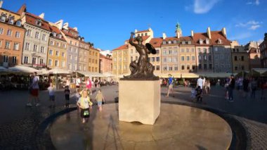 09 07 2023: Varşova 'daki Old Town Market Meydanı' ndaki deniz kızı çeşmesi ve renkli evler. Polonya
