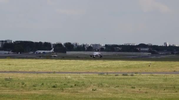 Uçak Varşova Havaalanından Kalkıyor Polonya — Stok video