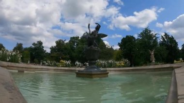 11 07 2023: Zaman aşımı. Wilanow Kraliyet Bahçeleri 'ndeki çeşmenin manzarası. Varşova, Polonya.