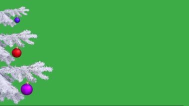 Ormandaki doğal karla kaplı Noel ağacı dalında yeni yıl oyuncağı. yeşil ekran