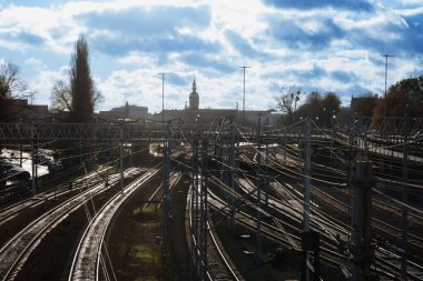 14.01.2023: Gdansk 'ın ana tren istasyonu yakınında demiryolu bulunan meydan. Polonya
