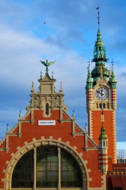 14.01.2023: Gdansk tren istasyonunun ana binasının kulesinin bir parçası. Polonya